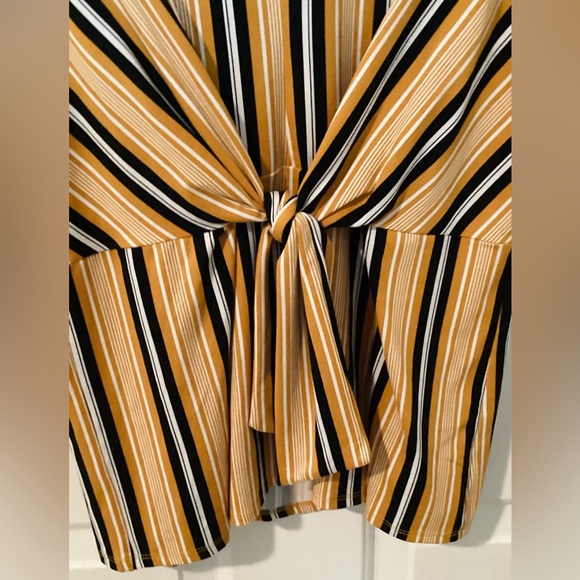 🆕🔥PANITTI BRAND VERY STYLISH&CHIC SLEEVELESS COLLAR&TYE BOW IN THE MIDDLE  👚 - Picture 3 of 10